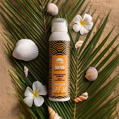immagine del prodotto Protezione Corpo spf 30  appoggiato sulla spiaggia e circondato da foglia, fiori e conchiglie